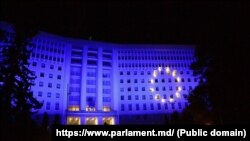 În imagine: clădirea Parlamentului de la Chișinău iluminată în culorile drapelului Uniunii Europene.