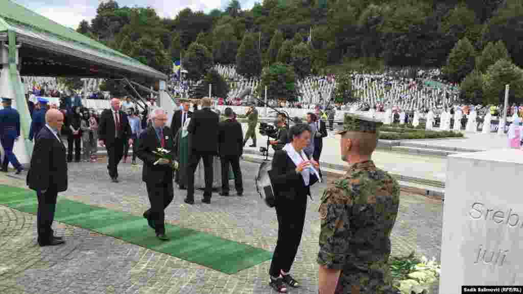 Američki ambasador u BiH Michael Murphy odao je počast žrtvama genocida i pozvao zvaničnike na institucionalnu odgovornost da prihvate što se dogodilo u Srebrenici prije 27 godina