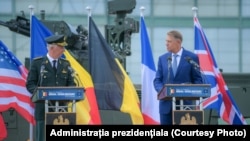 Regele Philippe al Belgienilor și președintele României, Klaus Iohannis, s-au întâlnit vineri la Baza Aeriană Mihail Kogălniceanu.