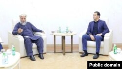 Өзбекстандын вице-премьер-министри Сардар Умурзаков жана талибдердин министри Нуриддин Азизи. Ташкент, 4-июль 2022-жыл