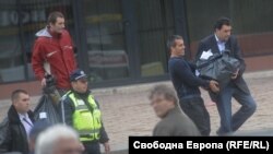  Членове на комисии придвижват бюлетини. Снимката е от 2011 година 