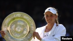 Елена Рыбакина с призом за победу на Уимблдоне-2022