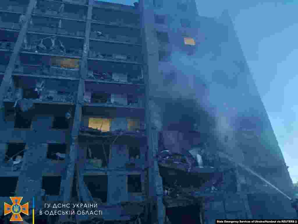 Jedna raketa je pogodila zgradu u mestu Serhiivka u okrugu Bilgorod-Dnjestrovski oko 1 sat ujutro po lokalnom vremenu 1. jula.&nbsp; U tom udaru je poginulo 16 ljudi, rekao je lokalnoj televiziji zvaničnik za vanredne situacije Odeske oblasti Igor Budalenko, dodajući da je 41 osoba spašena.