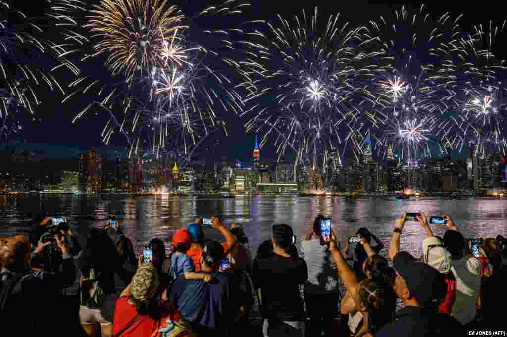 Spektatorët duke shikuar fishekzjarrët mbi qiellin e Menhetënit, gjatë festimit të Ditës së Pavarësisë së SHBA-së, në Nju-Jork.