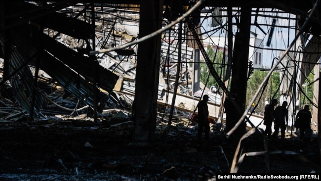 Зруйнована внаслідок російського ракетного удару будівля ТРЦ «Амстор» у Кременчуці