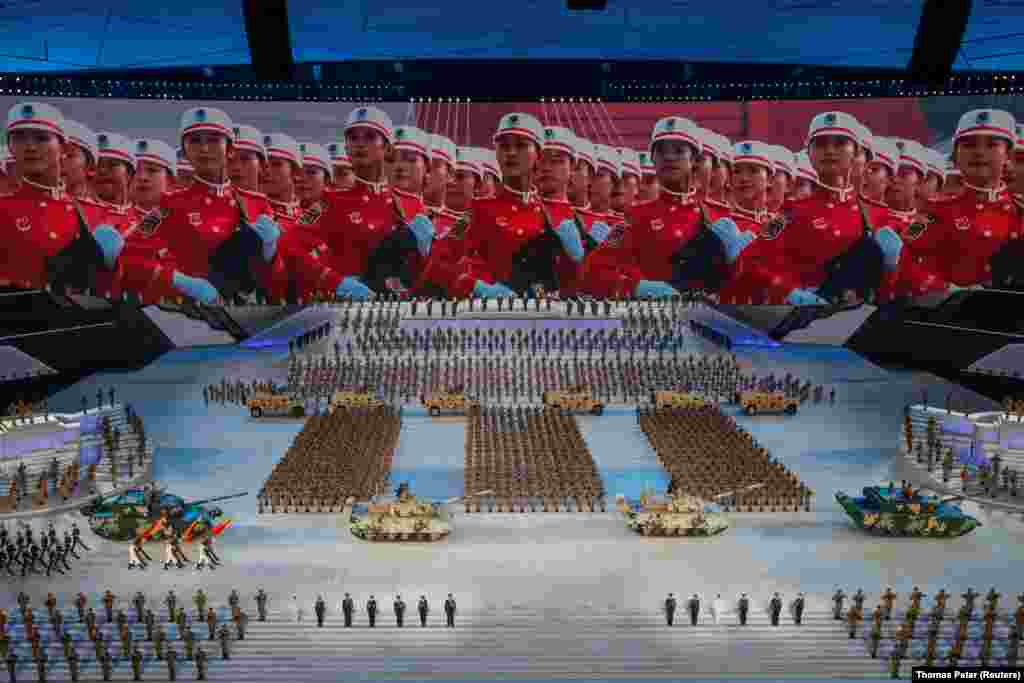 Katonai parádét is tartottak az évforduló alkalmából a stadionban.
