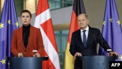 Cancelarul german, Olaf Scholz (dreapta), și premierul Danemarcei, Mette Frederiksen (stânga), la conferința de presă comună, susținută pe 28 ianuarie, la Berlin.