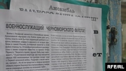 Листівки у Севастополі, які закликають російських моряків до повстання проти Кремля (Фото: агенція НР2) 