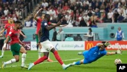 Французы забивают второй гол в ворота сборной Марокко