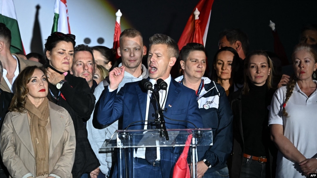 Liderul partidului de opoziție Tisza (Respect și Libertate), Peter Magyar, se adresează participanților în timpul unui eveniment de comemorare a celei de-a 68-a aniversări a revoltei maghiare împotriva ocupației sovietice.