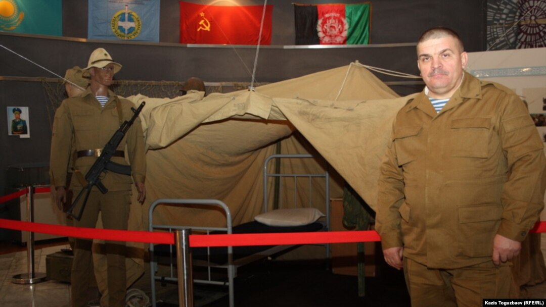«Боевое братство» қоғамдық ұйымының жетекшісі, запастағы полковник Сергей Пашевич «Ауғанстан - жаралы жүрегімде: 25 жыл өткен соң» деген тақырыппен көрмесінде тұр. Алматы, 5 ақпан 2014 жыл.