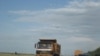 Алматы-Ташкент күрежолындағы жүк көліктері. Жамбыл облысы, 18 шілде 2010 жыл.