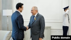 Kryeministri armen, Nikol Pashinian (djathtas), mirëpret kongresistin amerikan Abraham Hamadeh, në Jerevan, në gusht.
