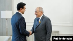 Armenian Prime Minister Nikol Pashinian (right) welcomes US Congressman Abraham Hamadeh in Yerevan in August.