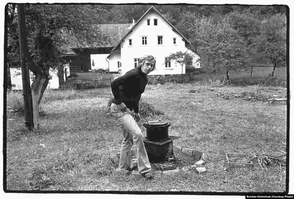 Havel preparing food outdoors for a summer gathering in 1975 at the cottage.