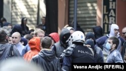 Demonstranti i policija tokom nereda za vreme održavanja Parade ponosa u Beogradu 10. oktobra 2010