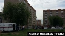 "Алғабас" ықшамауданындағы тұрғындары көшіріліп, апатты жағдайда тұрған үй (ортада). Алматы, 2 маусым 2016 жыл.