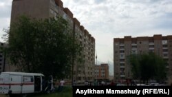 Аварийный дом 1/136 микрорайона Алгабас (слева), жильцы которого были эвакуированы вечером 1 июня в связи с креном здания.