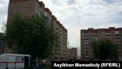 Апатты жағдайдағы көпқабатты үйдің алдында тұрған адамдар. "Алғабас" ықшам ауданы, Алматы, 2 маусым 2016 жыл.
