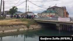 Водный канал, по которому поступает вода в поселок Ленинкент (архивное фото)