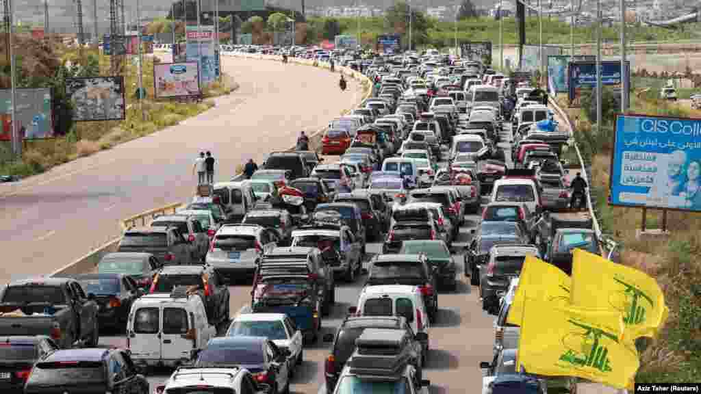 Automobili su zakrčili cestu u blizini Tira, na jugu Libana, 17. aprila, dok se raseljeni stanovnici vraćaju svojim domovima nakon što je stupilo na snagu desetodnevno primirje između Libana i Izraela.