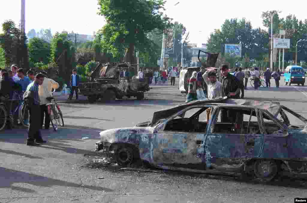 Спалені автомобілі на вулицях Андижана