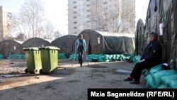 Пара десятков палаток, разбитых прямо на земле. Когда идет дождь, внутри практически так же мокро, как и снаружи