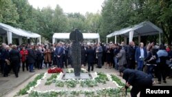 Ceremoniji u Parizu prisustvovali su članovi porodica poginulih i ljudi povrijeđeni u napadima, kao i predsjednik Fransoa Oland i bivši predsjednik Nikola Sarkozi. 