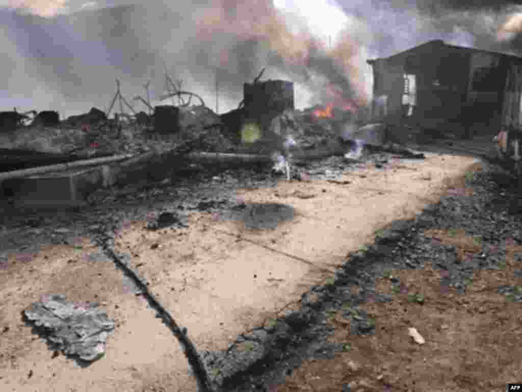 Serbët djegin edhe pikën kufitare Bërnjak... - SERBIA, BRNJAK : Pictue shows a burning border station Brnjak, connecting Serbia with the ethnically divided town of Mitrovica on February 19, 2008. Angry Serbs destroyed two checkpoints on the Kosovo-Serbia border in arson attacks on Tuesday, prompting NATO forces to intervene for the first time since Kosovo declared independence.