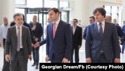 ირაკლი კობახიძემ თორნიკე რიჟვაძე მოინახულა. გარეკანის ფოტო 2019 წლის არქივიდან. ფოტოზე: თორნიკე რიჟვაძე (შუაში) და ირაკლი კობახიძე (მარჯვნივ).