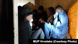 Migrantët e fshehur në një arkë druri. 