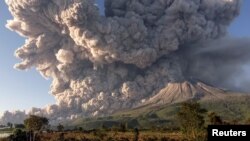 Erupcija vulkana Sinabung vidljiva je iz sela Kuta Rakyat u mjestu Karo, provincija Sjeverna Sumatra, Indonezija, 2. marta 2021.