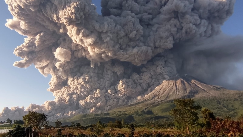 Eruptirala dva vulkana u Indoneziji