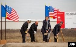 Viceamiralul american, James D. Syring, președintele României, Traian Băsescu, James N. Miller, subsecretarul american al Apărării pentru politică și Mircea Dușa, ministrul român al Apărării. Deveselu, 28 octombrie 2013.