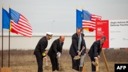 Церемония закладки камня под строительство объекта американской ПРО на румынской базе Девеселу в октябре 2013 года. 