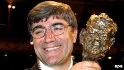 Karyerası dövründə Hrant Dink təkcə həblərə məruz qalmır, həm də mükafatlar alırdı