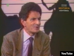 Polşa kommunist rejimindən qurtulandan sonra Kosinski Polşa televiziyasına müsahibə verir, 1989