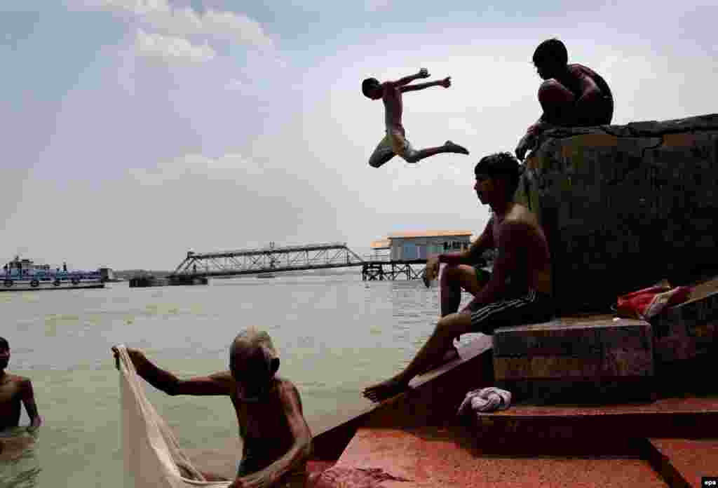 Indian boys cool off by diving into the River Ganges in Calcutta. (epa/Piyal Adhikary)