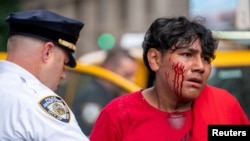 Ofițerii de poliție rețin o persoană rănită după ce o întâlnire publică convocată de streamerul live Kai Cenat în New York a degenerat în violențe.