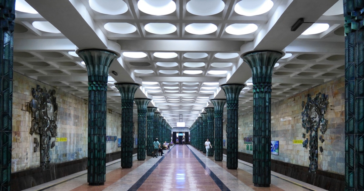 Көшеде дәрет алып жатқан қыздардың суреттері