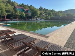 Principalul ștrand din Praid, operat de Salrom, a rămas deschis și în septembrie, deși vremea s-a răcit.