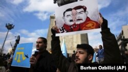 Украинци, турци и кримски татари протестират срещу руската инвазия в Украйна, Анкара, 5 март 2022 г.