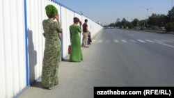 Aşgabadyň köçeleriniň birinde awtobusa garaşýan ýaşaýjylar. Arhiwden alnan surat