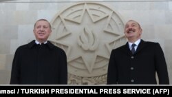 Թուրքիայի նախագահ Ռեջեփ Էրդողանը և Ադրբեջանի նախագահ Իլհամ Ալիևը Բաքվում «Հաղթանակի շքերթ» են ընդունում, 10-ը դեկտեմբերի, 2020թ.