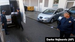 Црногорските полицајци придружуваат човек осомничен за планирање вооружен напад по парламентарните избори во Подгорица, 16 октомври 2016 година