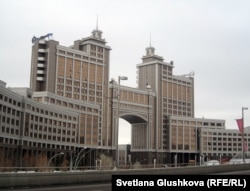 Здание главного офиса АО "Казмунайгаз". Астана, 1 ноября 2011 года.