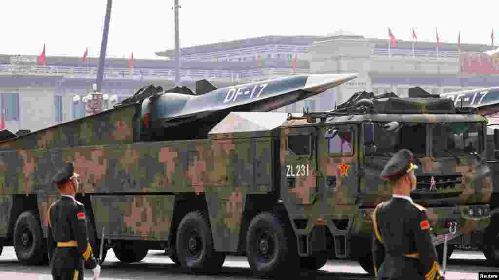 Ismét a levegőben járunk: ez egy DF-17 hiperszonikus rakéta. A Keleti szél kódnevű fegyver hiperszónikus siklójárművek indítására, de nukleáris robbanófejek célba juttatására is alkalmas