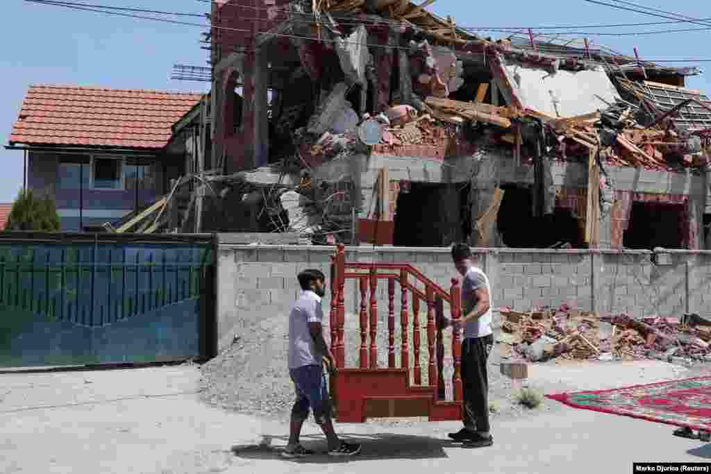 Lokalni građani islamske veroispovesti su pružili otpor i onemogućili vlastima da sruše objekat. Međutim, buldožeri su se vratili u pratnji policije i tokom noći porušili "nelegalno izgrađenu džamiju". Sve što je ostalo od verskog objekta je masa razlomljenog betona i armature. Muslimani se sada mole u susednoj kući i u drugim privatnim objektima širom Beograda.