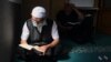 Мусульманин в мечети, архивное фото