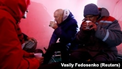 Бяздомныя мужчыны ў намёце Чырвонага Крыжа 